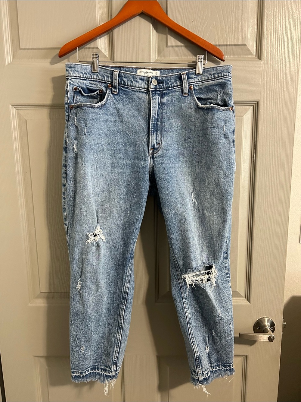 Abercrombie & Fitch Light Blue Distressed “The Mom” High Rise Jeans. Sz: 33/16s